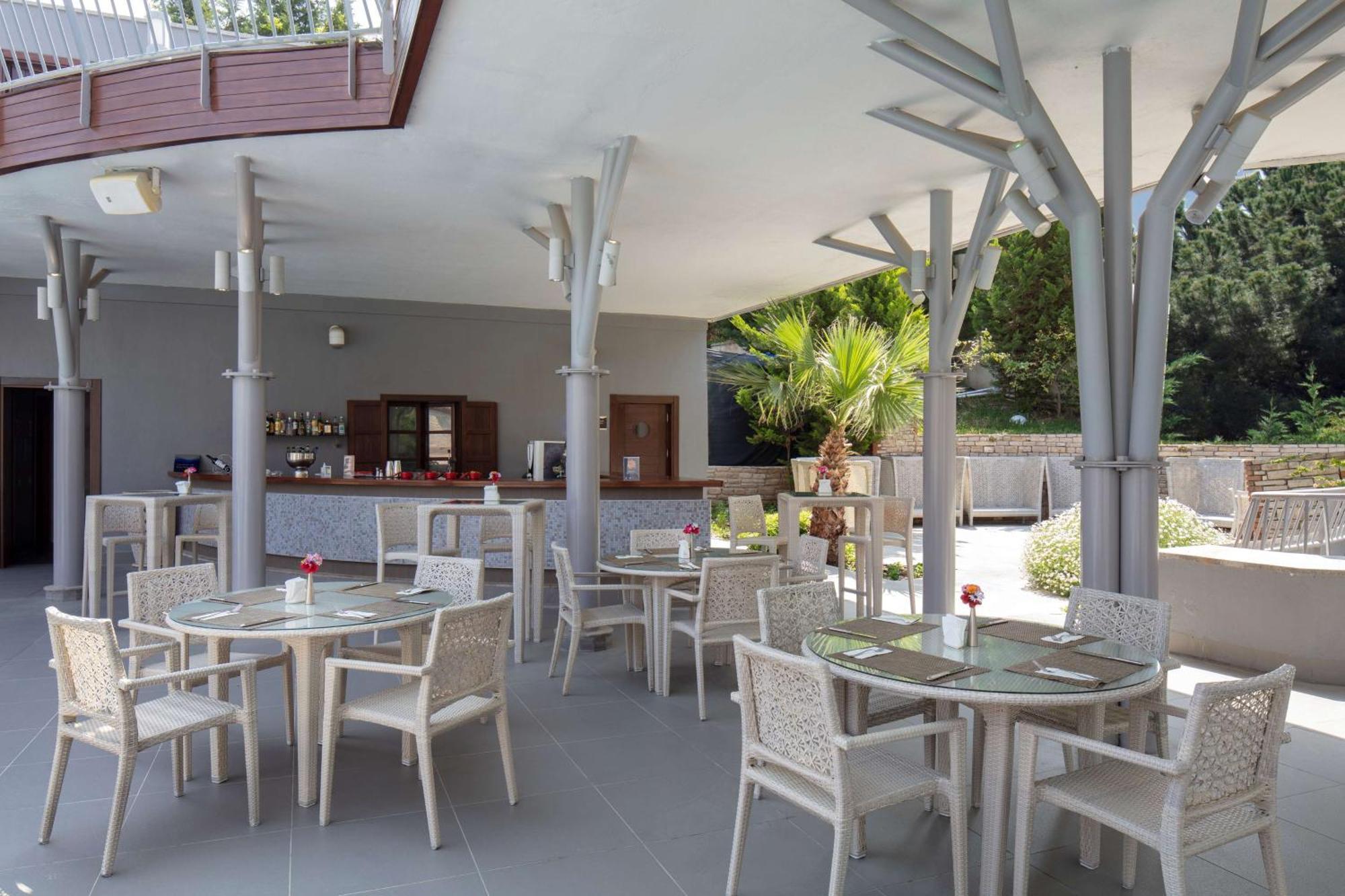 Doubletree By Hilton Kusadasi Bagian luar foto